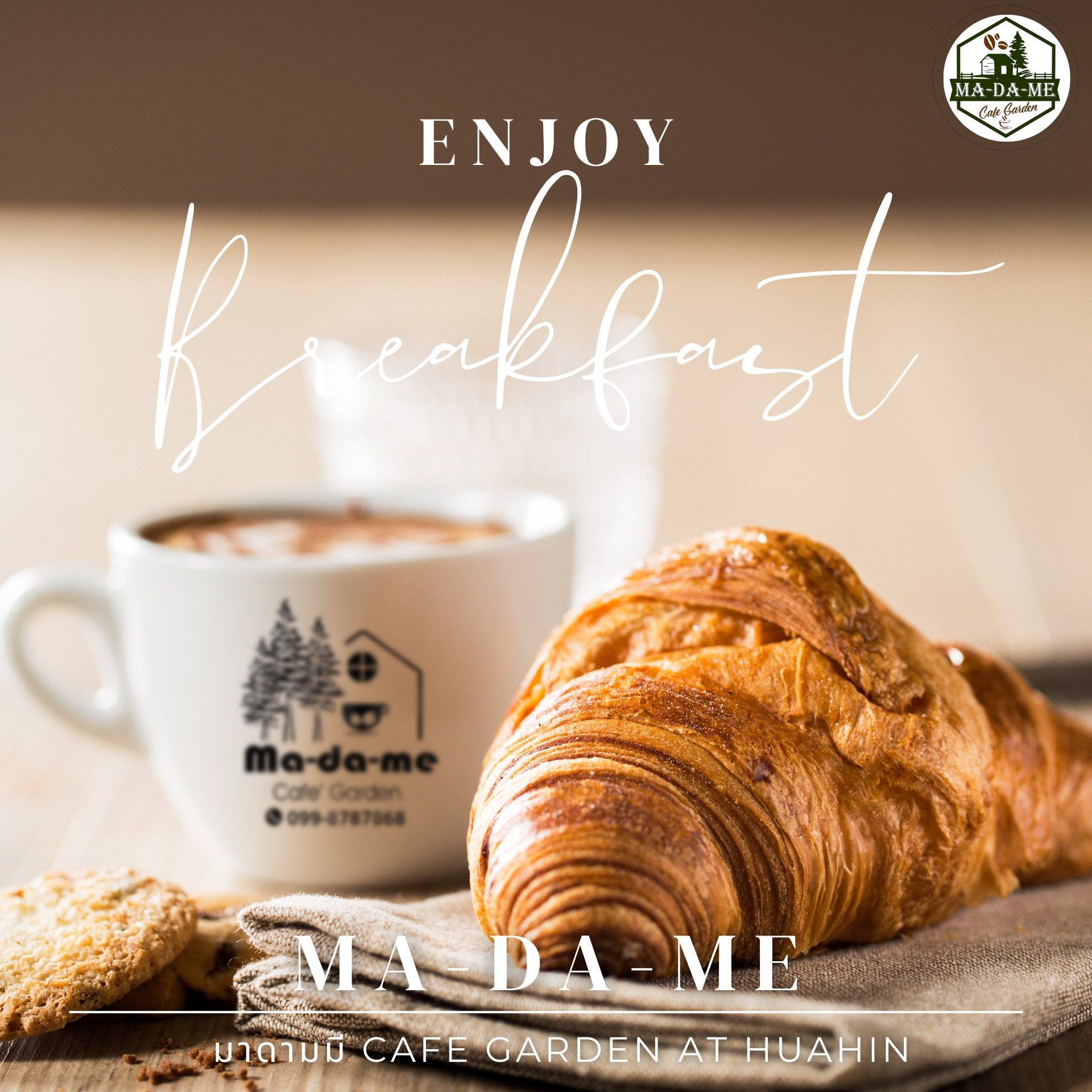 Een kop koffie met croissant en een koekje, met teksten over ontbijt.